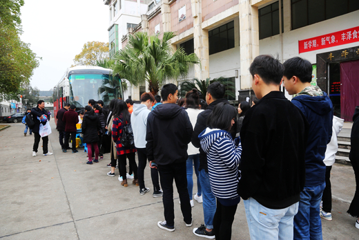 学院师生积极参与排队献血.jpg