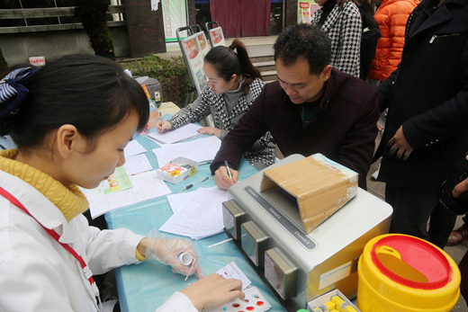 学院团委书记黄正军、罗慧老师带头献血.jpg